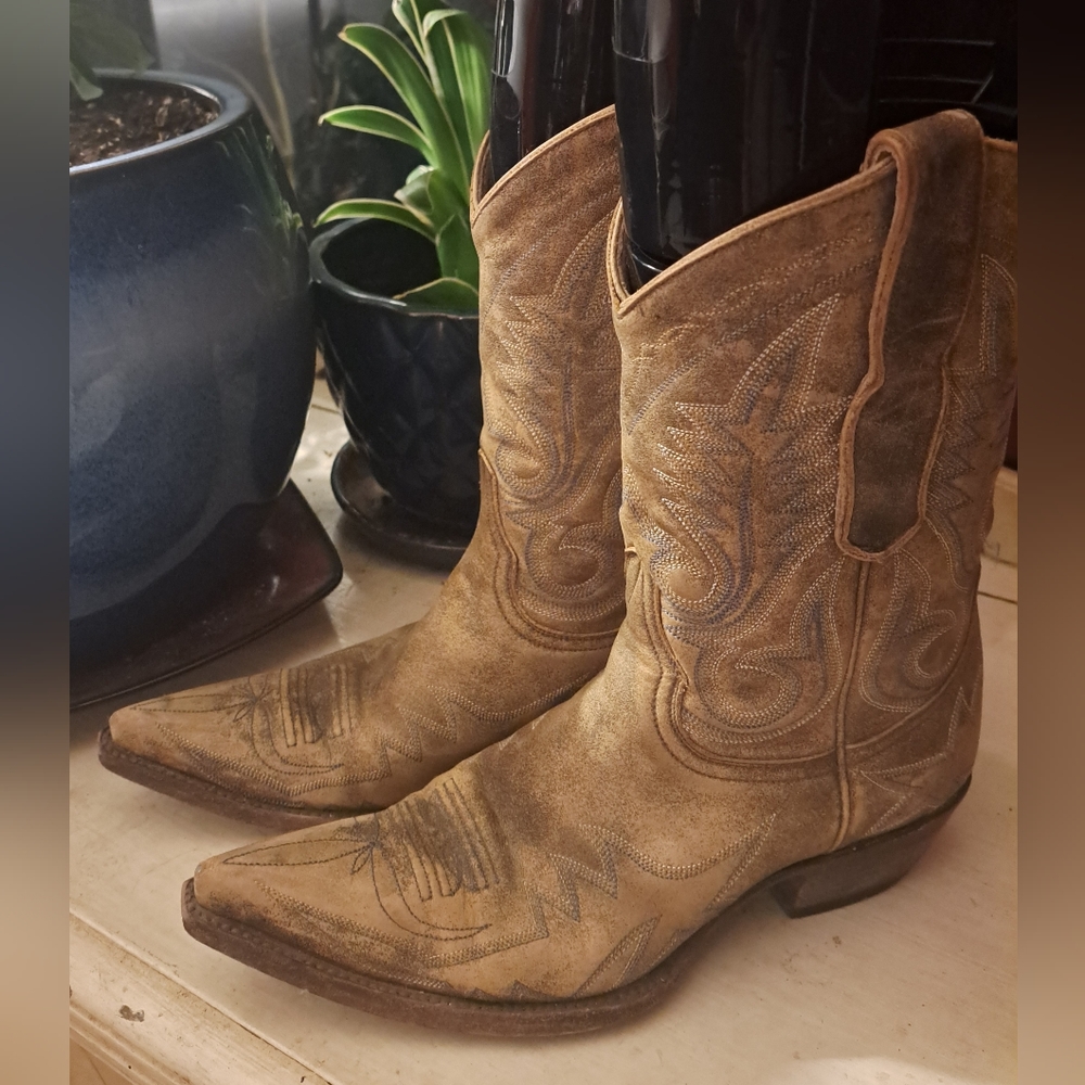 Vintage pair of Old Gringo boots. Size 7, tan in color. Wonderfully worn in.